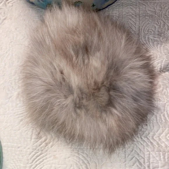 Gorgeous Vintage Hat box with assorted hats including Fur hats - Picture 13 of 15